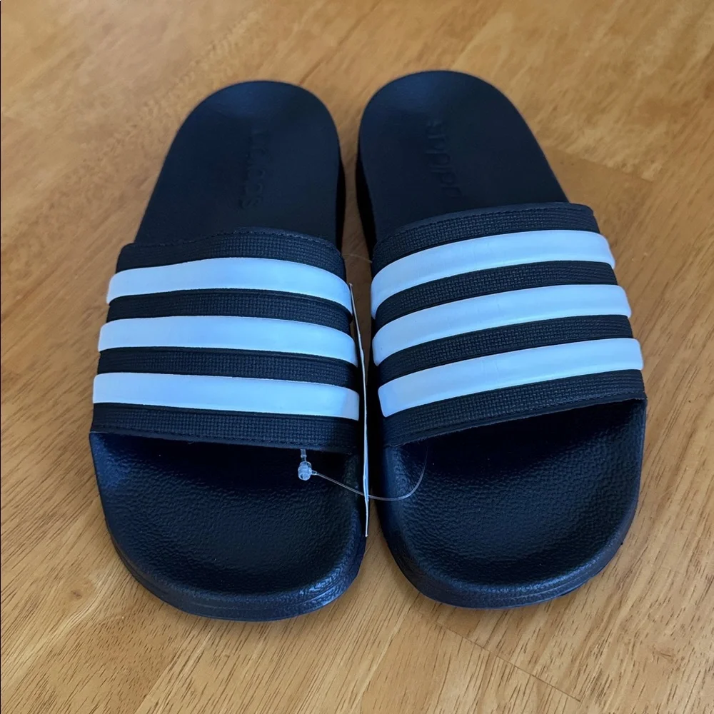 🎁 NWT Adidas Adillete Black and White Slides Sandals Shoes 4 Unisex Boy Girl